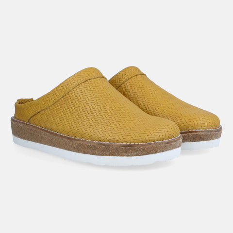 Haflinger Lederclog Travel Classic in Gelb (Braided Senf) aus Leder mit weichem Fußbett perfekt für drinnen und draußen Seitenansicht