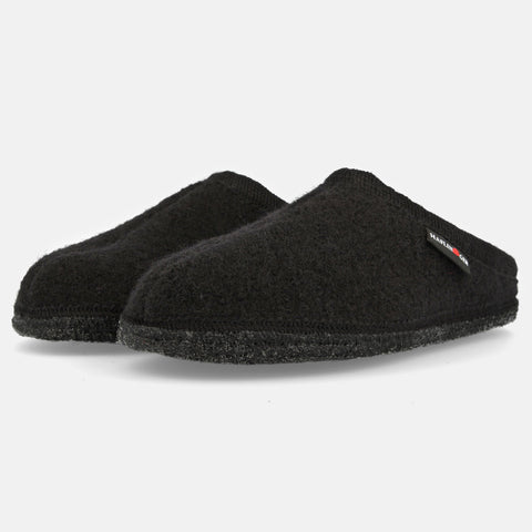 Haflinger Pantoffel Alaska in Schwarz aus Walkstoff mit Filzsohle Seitenansicht