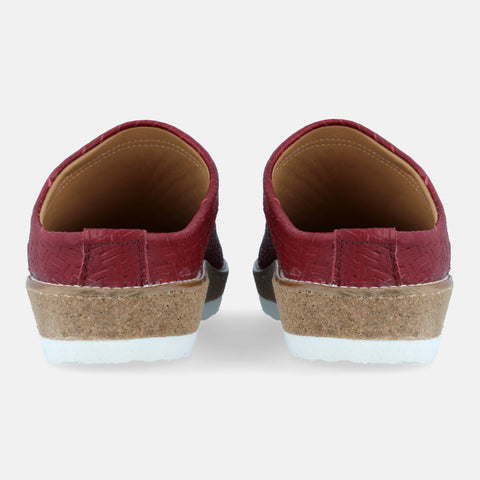 Haflinger Lederclog Travel Classic in Rot (Braided Bordeaux) aus Leder mit weichem Fußbett perfekt für drinnen und draußen Hinteransicht