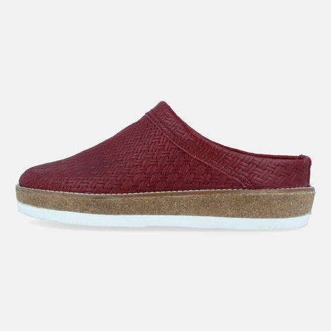 Haflinger Lederclog Travel Classic in Rot (Braided Bordeaux) aus Leder mit weichem Fußbett perfekt für drinnen und draußen Seitenansicht